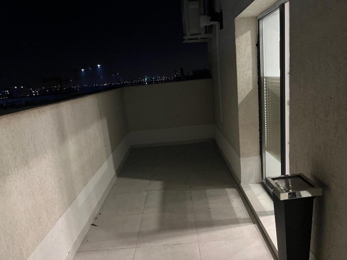 Stunning 2-Room Penthouse With Lakeview W11 บูคาเรสต์ ภายนอก รูปภาพ