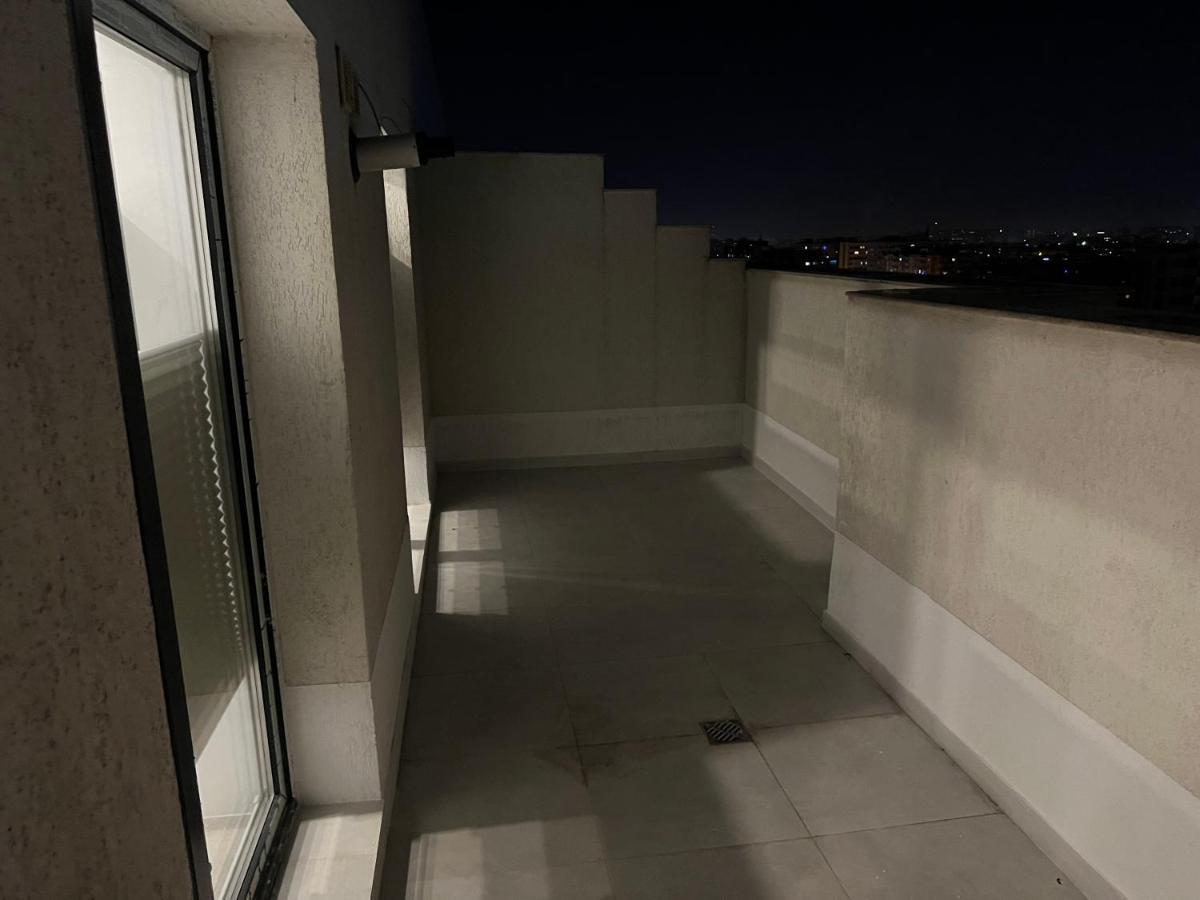 Stunning 2-Room Penthouse With Lakeview W11 บูคาเรสต์ ภายนอก รูปภาพ