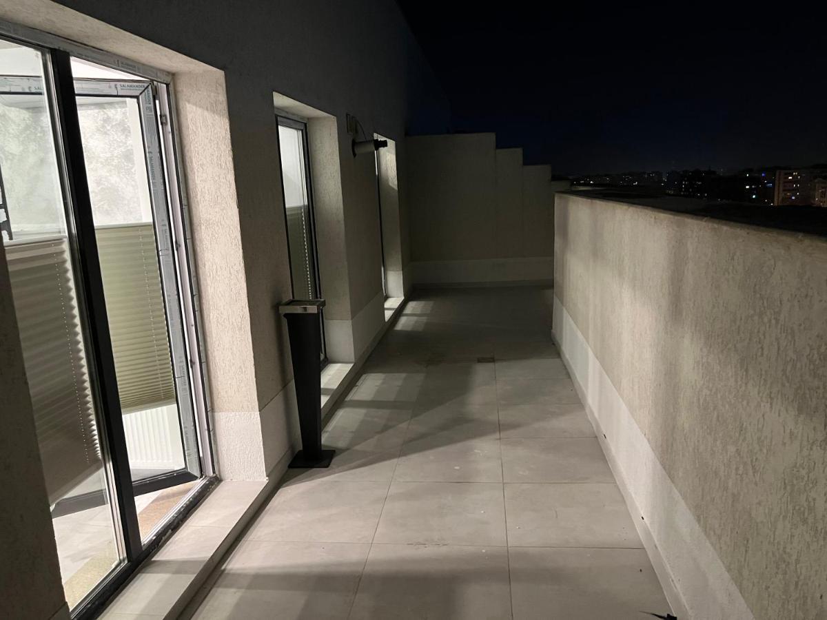 Stunning 2-Room Penthouse With Lakeview W11 บูคาเรสต์ ภายนอก รูปภาพ